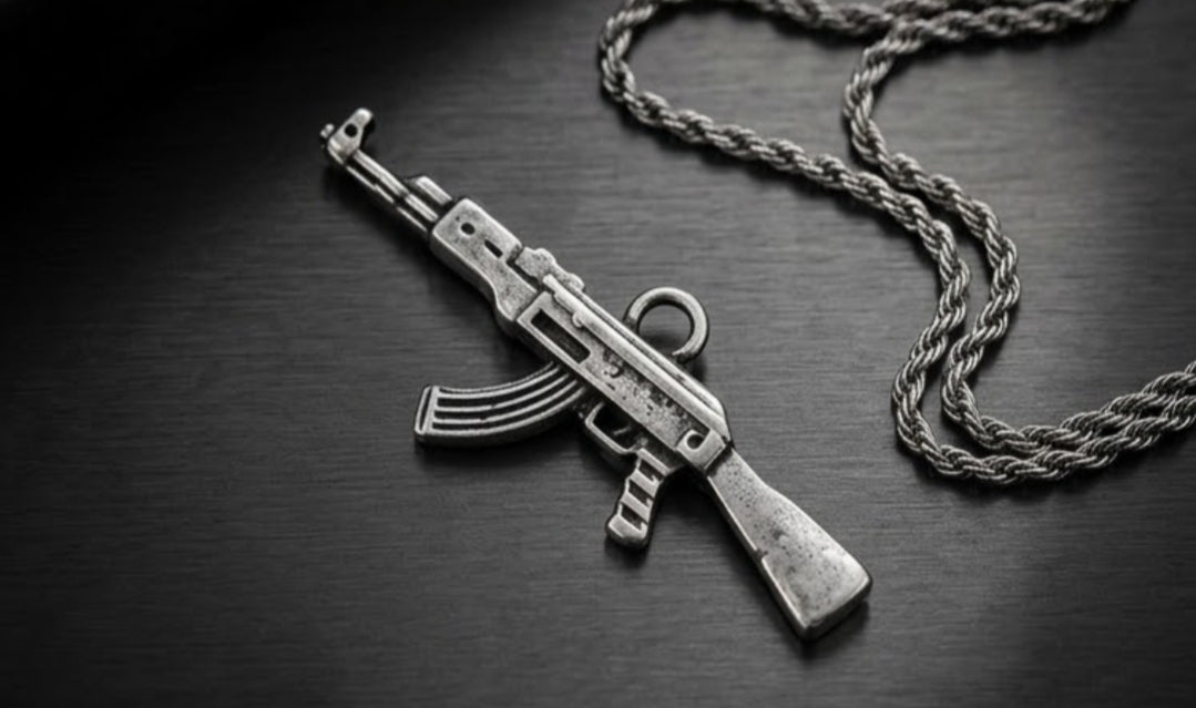 İnce İşçilikli AK-47 Tüfek Figürlü Kolye